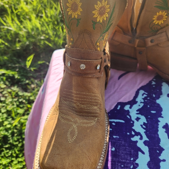 Boots - Picture 3 of 3